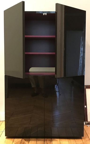 Ensemble de mobilier de bureau en laque noire...
