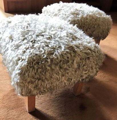 Paire de petits tabourets en bois, l'assise...