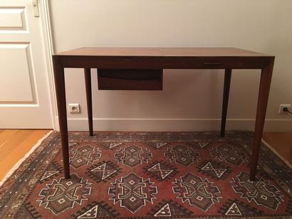 TRAVAIL DANOIS VERS 1970
Coiffeuse en palissandre,...