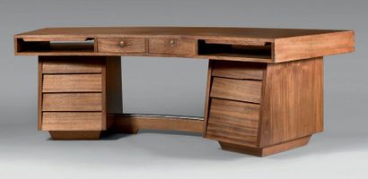 TRAVAIL FRANCAIS, vers 1960
Bureau en arc...