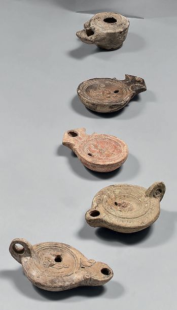 Cinq lampes à huile ornées d'un Éros, d'une...