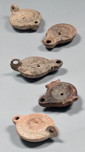 Cinq lampes à huile ornées d'un chien (marque...