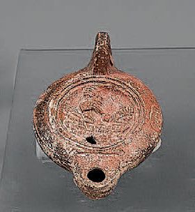 Lampe à huile, le disque orné d'une scène...