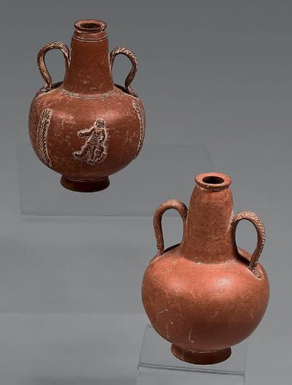 Deux amphorisques, l'une ornée d'un personnage...