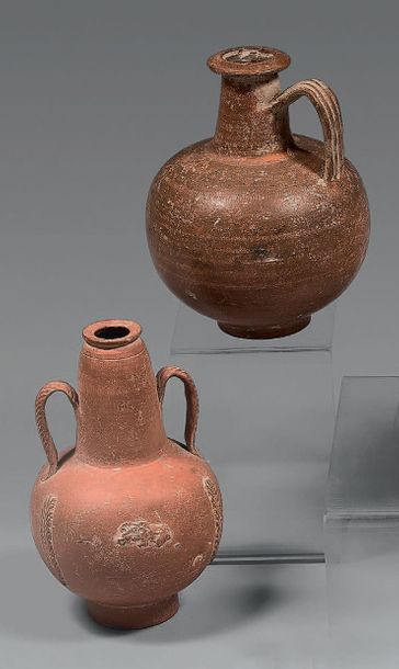 Un pichet et une amphorisque ornée de deux...