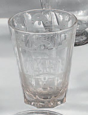 Gobelet octogonal en verre translucide soufflé...