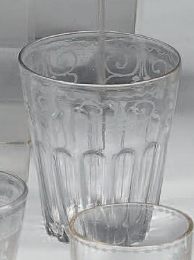 Gobelet en verre translucide incolore soufflé...