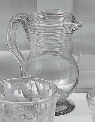 Petit pichet sur piédouche en verre translucide,...