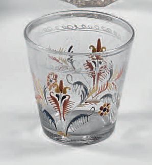 Gobelet tronconique en verre translucide...