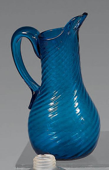 Pichet en verre bleu soufflé dans un moule...
