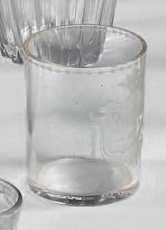 Gobelet cylindrique en verre translucide...