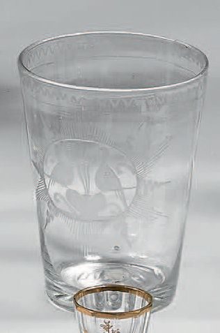 Grand gobelet tronconique en verre translucide...