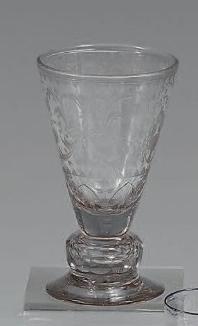 Verre tronconique en verre à décor gravé...