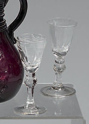 Deux verres à jambe en verre blanc translucide...