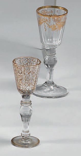 Ensemble de trois verres à jambe, en verre...