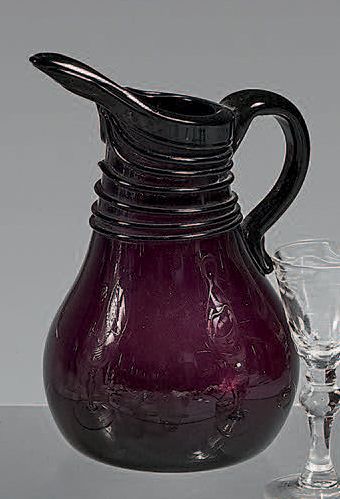 Pichet en verre translucide aubergine, à...