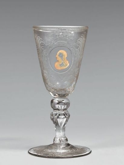 Grand calice en verre de forme tronconique....