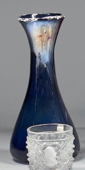 Grand flacon en verre translucide bleu, le...