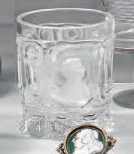 Gobelet en cristal à décor de réserves oblongues...