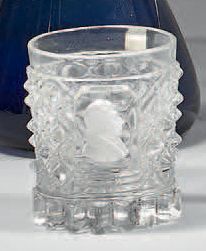 Gobelet en cristal à décor en relief de pointes...
