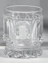 Gobelet en cristal à décor en creux de navettes...