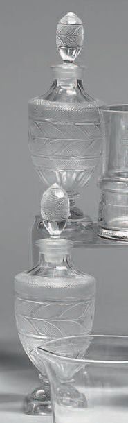 Paire de flacons de forme balustre en cristal...