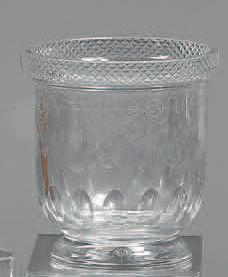 Petit vase en cristal à décor gravé de guirlandes...