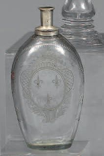 Flacon ovoïde en verre translucide légèrement...