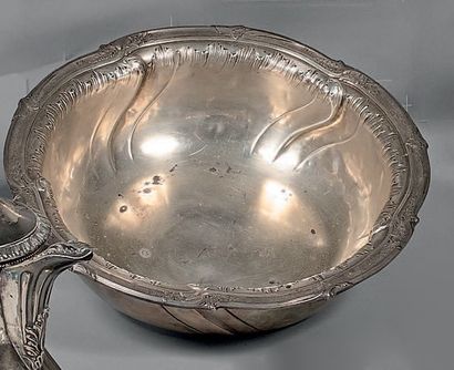 Légumier en argent, le bord contourné, à...
