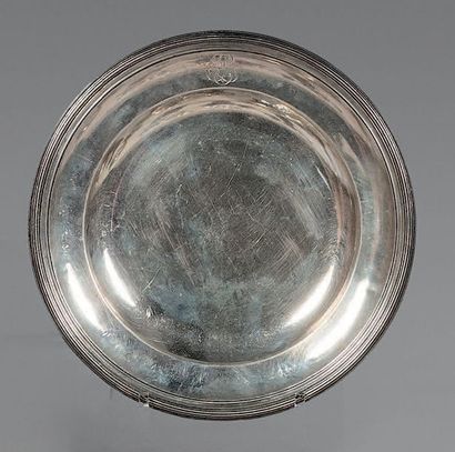 Petit plat creux en argent, la bordure à...