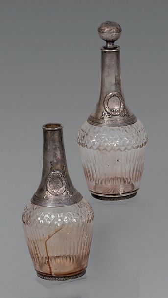 Paire de carafes en cristal taillé de pointes...