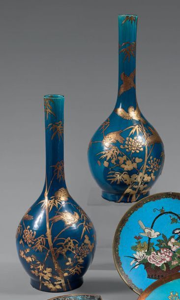 Paire de grands vases à haut col en céramique,...