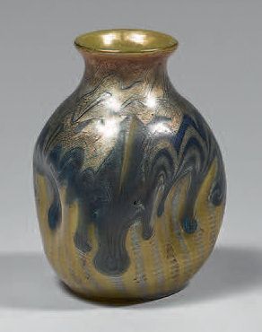 Johan LOETZ (1880-1940)

Petit vase de forme...