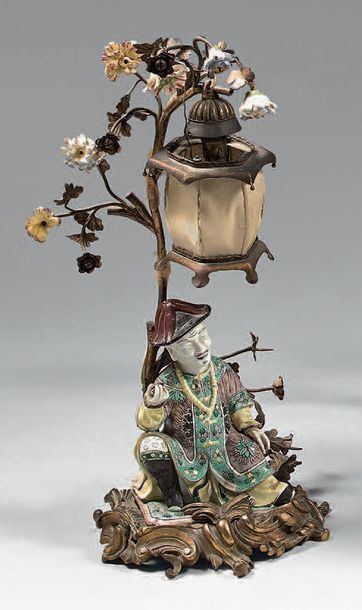 Lampe en bronze doré figurant un arbre orné...