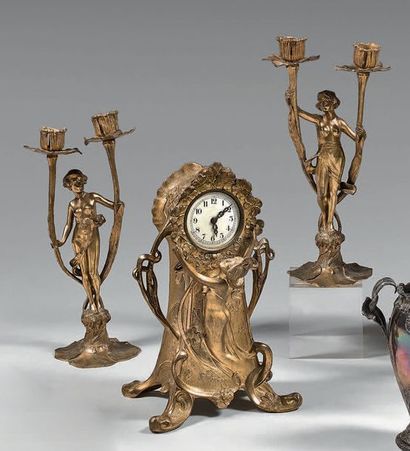 Garniture en régule doré comprenant:
- une...
