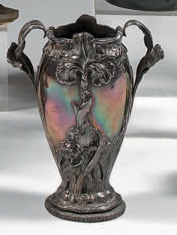 Vase ovoïde à deux anses, en argent, à décor...