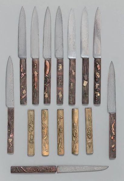 Dix couteaux et cinq manches en cuivre repoussé...