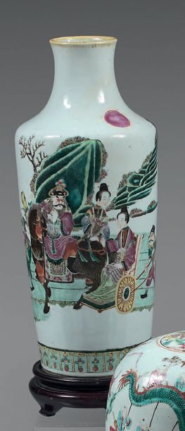 CHINE - Vers 1900

Vase en porcelaine à décor...