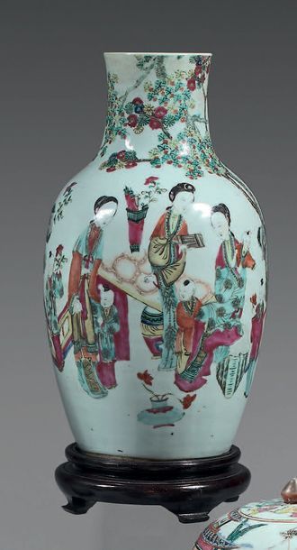 CHINE - Vers 1900

Vase en porcelaine à décor...