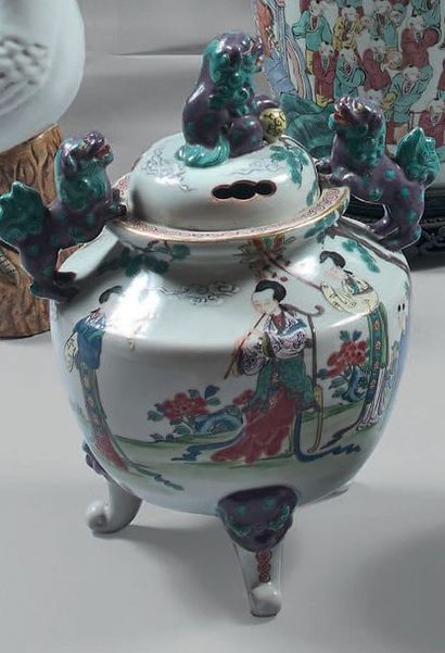 CHINE - XXème siècle

Brûle-parfum en porcelaine...