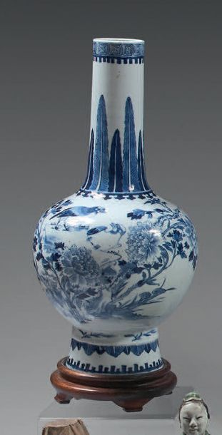 CHINE - XIXème siècle

Vase de forme bouteille...