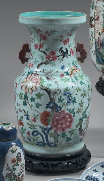 CHINE, Canton - XIXème siècle

Vase en porcelaine...