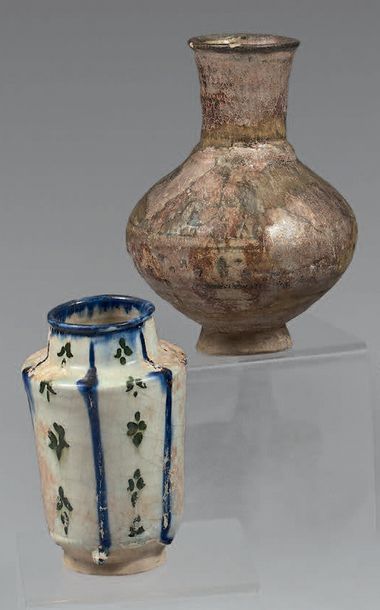 Ensemble composé de:
- un vase à pâte siliceuse...