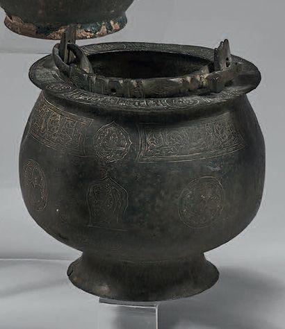 Seau à bain en bronze patiné à décor gravé...