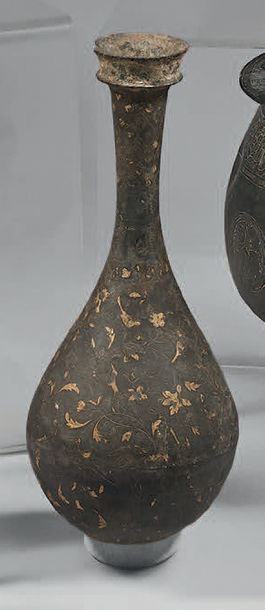 Vase balustre à haut col, en métal gravé...