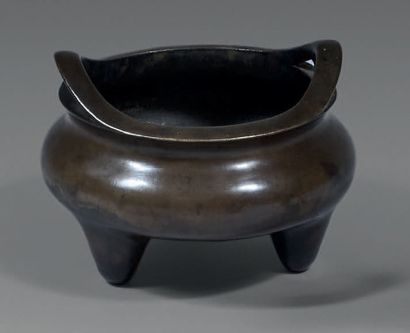 CHINE - XIXème siècle

Brûle-parfum tripode...