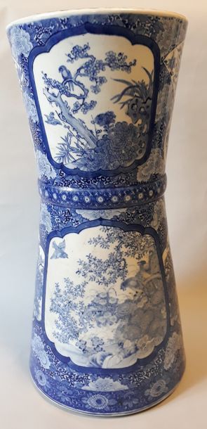 JAPON - XXème

Grand vase cornet en porcelaine...