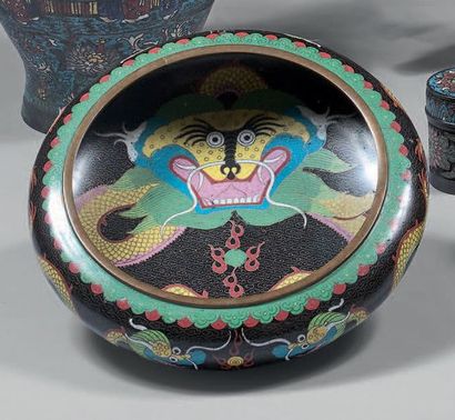 CHINE - XXème siècle

Coupe ronde en cuivre...