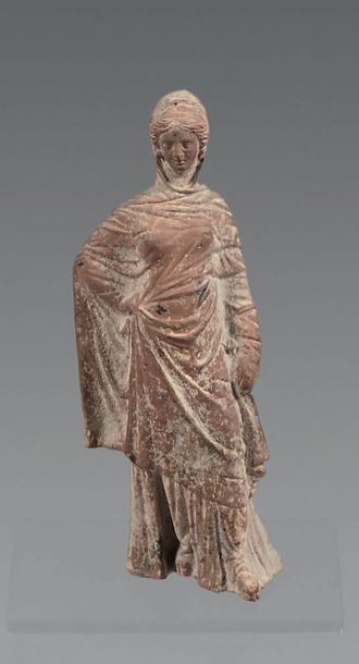 Statuette de femme drapée de type tanagréen.
Terre...