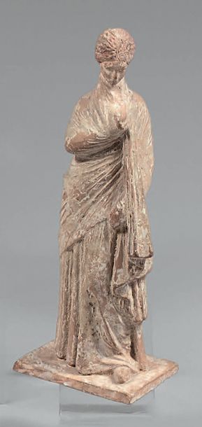 Statuette de femme drapée de type tangréen.
Terre...